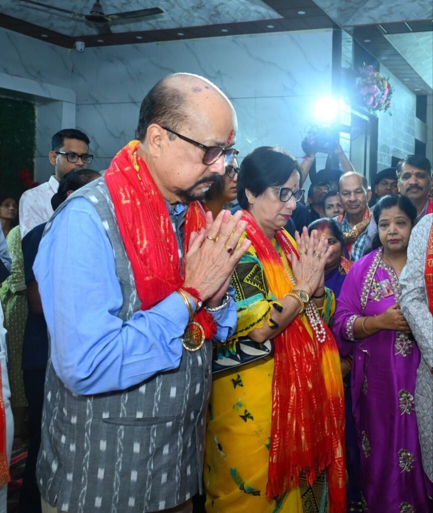 महामहिम राज्यपाल सह परिवार पहुंचे रायपुर के बांके बिहारी मंदिर में. 157 साल पुराने मंदिर में पूजा अर्चना की डेका साहब ने.मंदिर समिति के प्रमुख डॉ अशोक सियाराम अग्रवाल भी रहे मौजूद महामहिम राज्यपाल सह परिवार पहुंचे रायपुर के बांके बिहारी मंदिर में. 157 साल पुराने मंदिर में पूजा अर्चना की डेका साहब ने.मंदिर समिति के प्रमुख डॉ अशोक सियाराम अग्रवाल भी रहे मौजूद kshititech