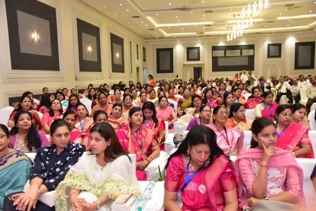 अग्र अलंकरण सम्मान से नवाजी गई अंबिकापुर की प्रसिद्ध चिकित्सक डॉ अंकिता बंसल गोयल. 20 सितंबर को राज्य स्तरीय मंच पर मिला अंकिता को सम्मान. संकल्प हॉस्पिटल अंबिकापुर के संस्थापक डॉ संजय गोयल एवं श्रीमती डॉक्टर लता गोयल की पुत्रवधू. डॉक्टर अक्षय गोयल की धर्मपत्नी तथा शक्ति के समाजसेवी जगदीश बंसल की बिटिया है अंकिता. डॉ .अंकिता ने कहा- यह सम्मान मेरे जीवन के लिए अमूल्य.जरूरतमंदों की सदैव करती रहूंगी सेवा अग्र अलंकरण सम्मान से नवाजी गई अंबिकापुर की प्रसिद्ध चिकित्सक डॉ अंकिता बंसल गोयल. 20 सितंबर को राज्य स्तरीय मंच पर मिला अंकिता को सम्मान. संकल्प हॉस्पिटल अंबिकापुर के संस्थापक डॉ संजय गोयल एवं श्रीमती डॉक्टर लता गोयल की पुत्रवधू. डॉक्टर अक्षय गोयल की धर्मपत्नी तथा शक्ति के समाजसेवी जगदीश बंसल की बिटिया है अंकिता. डॉ .अंकिता ने कहा- यह सम्मान मेरे जीवन के लिए अमूल्य.जरूरतमंदों की सदैव करती रहूंगी सेवा kshititech