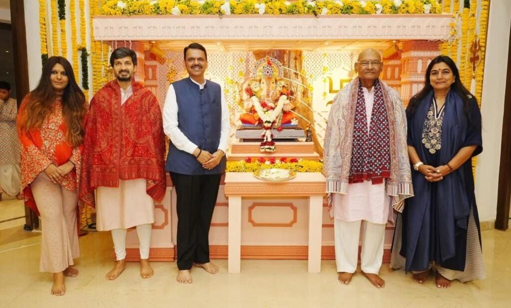 वेदांता ग्रुप के संस्थापक अनिल अग्रवाल पहुंचे महाराष्ट्र के मुख्यमंत्री फड़नवीस के निवास पर. गणपति बप्पा के किए दर्शन. अनिल जी ने कहा- महाराष्ट्र के सीएम साहब का राज्य में औद्योगिक विकास के लिए किया जा रहा प्रयास बहुत ही सराहनीय kshititech