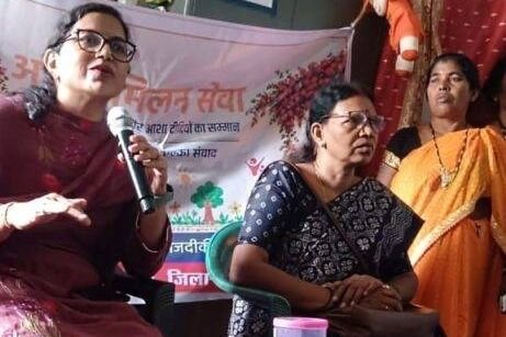महिला बाल विकास विभाग परियोजना शक्ति के 42 आंगनबाड़ी केंद्रों में हुआ सेवा संकल्प के तहत आंगन मिलन कार्यक्रम. कलेक्टर जय श्री जैन भी पहुंची आंगनबाड़ी केंद्रों में परियोजना अधिकारी श्याम कंवर के मार्गदर्शन में हुआ आयोजन. जनपद अध्यक्ष नीतू ऋषि राय भी रही मौजूद. पोषण कार्यक्रमों की जानकारी से रूबरू हुई कलेक्टर मैडम महिला बाल विकास विभाग परियोजना शक्ति के 42 आंगनबाड़ी केंद्रों में हुआ सेवा संकल्प के तहत आंगन मिलन कार्यक्रम. कलेक्टर जय श्री जैन भी पहुंची आंगनबाड़ी केंद्रों में परियोजना अधिकारी श्याम कंवर के मार्गदर्शन में हुआ आयोजन. जनपद अध्यक्ष नीतू ऋषि राय भी रही मौजूद. पोषण कार्यक्रमों की जानकारी से रूबरू हुई कलेक्टर मैडम kshititech