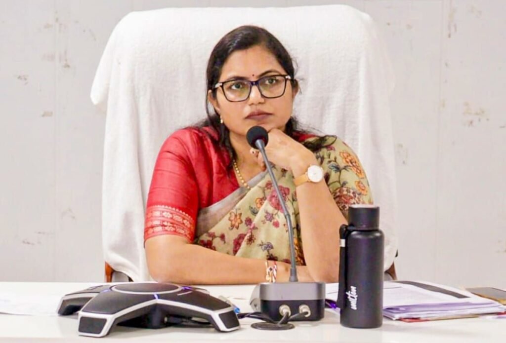 शक्ति जिले में पीएम सूर्य घर योजना का लाभ सभी लोगों तक पहुंचाने कलेक्टर जय श्री जैन ने दिये अधिकारियों को निर्देश. मंगलवार को समय सीमा की बैठक को संबोधित कर रही थी कलेक्टर जय श्री. जिले के सभी विभागों के अधिकारी पहुंचे बैठक में kshititech
