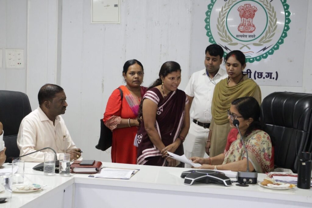 संवेदनशील है कलेक्टर-कलेक्टर जयश्री ने कहा- राजस्व विभाग आम जनता से जुड़ा हुआ विभाग। संवेदनशीलता के साथ अधिकारी जनता की समस्याओं का करें त्वरित निराकरण. जनदर्शन में जय श्री जैन ने सुनी 21 नागरिकों की समस्याएं. कलेक्टर ने राजस्व अधिकारियों को दिए सख्त निर्देश- आम नागरिकों के छोटे-छोटे राजस्व संबंधी मामलों का करें प्राथमिकता के आधार पर निराकरण kshititech