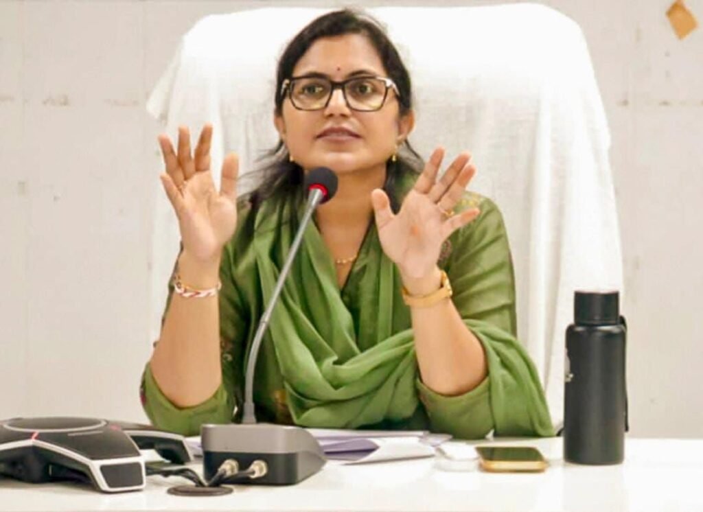 शक्ति जिले के किसानों को योजनाओं का लाभ दिलाने कलेक्टर मैडम की चिंता-2 सितंबर को शक्ति जिले की कलेक्टर जय श्री जैन ने कृषि विभाग. राजस्व विभाग. सहकारिता के अधिकारियों को दिए निर्देश. एग्री स्टेक पंजीयन के काम में तेजी लाने एवं सर्वेक्षण कार्य को लेकर करी समीक्षा शक्ति जिले के किसानों को योजनाओं का लाभ दिलाने कलेक्टर मैडम की चिंता-2 सितंबर को शक्ति जिले की कलेक्टर जय श्री जैन ने कृषि विभाग. राजस्व विभाग. सहकारिता के अधिकारियों को दिए निर्देश. एग्री स्टेक पंजीयन के काम में तेजी लाने एवं सर्वेक्षण कार्य को लेकर करी समीक्षा kshititech