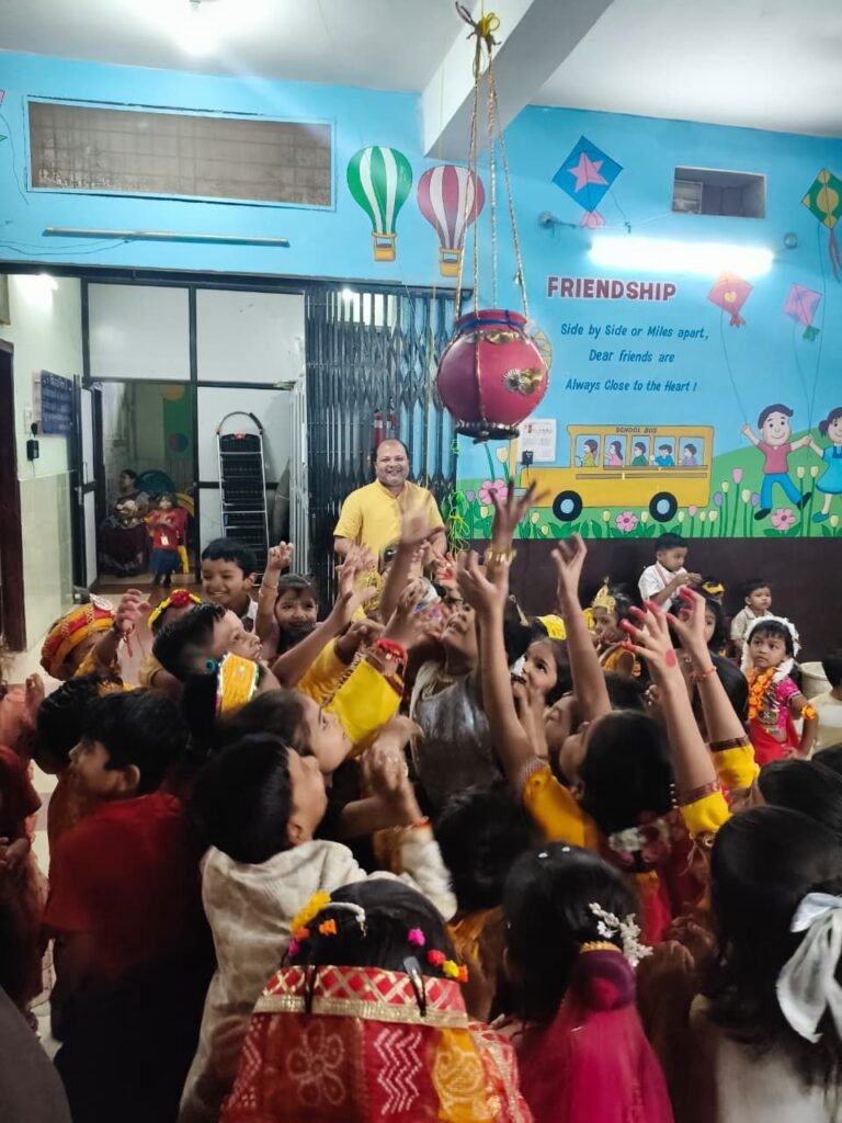 स्कूल के बच्चे भी डूबे भगवान कृष्ण के भक्ति में-बाराद्वार शहर के प्रतिष्ठित विद्याभूमि विद्यालय में हर्षोल्लास एवं भक्ति भाव के साथ मनाया गया श्रीकृष्ण जन्माष्टमी उत्सव. शरद केडिया एवं रीना केडिया ने बतौर मुख्य अतिथि करी कृष्ण जी की पूजा अर्चना. शरद केडिया ने दी सभी बच्चों को श्री कृष्ण जन्माष्टमी की शुभकामनाएं kshititech