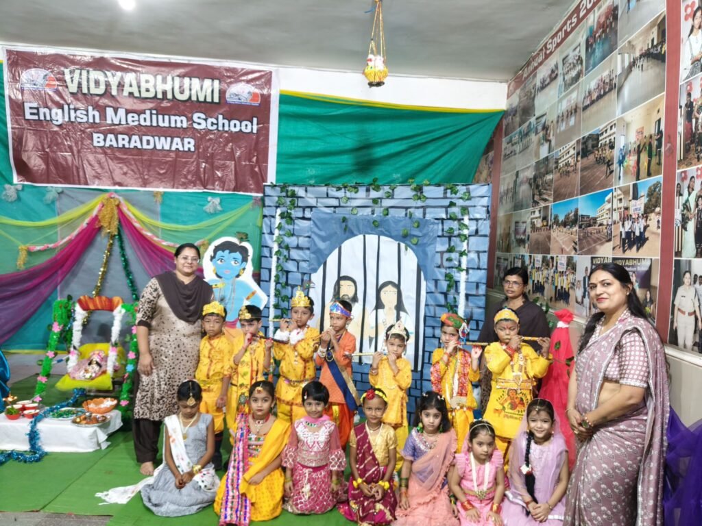 स्कूल के बच्चे भी डूबे भगवान कृष्ण के भक्ति में-बाराद्वार शहर के प्रतिष्ठित विद्याभूमि विद्यालय में हर्षोल्लास एवं भक्ति भाव के साथ मनाया गया श्रीकृष्ण जन्माष्टमी उत्सव. शरद केडिया एवं रीना केडिया ने बतौर मुख्य अतिथि करी कृष्ण जी की पूजा अर्चना. शरद केडिया ने दी सभी बच्चों को श्री कृष्ण जन्माष्टमी की शुभकामनाएं kshititech