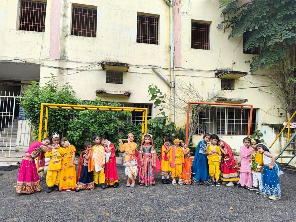 कमाल कर दिया गुंजन के बच्चों ने-जिला मुख्यालय शक्ति के अंग्रेजी एवं हिंदी मध्यम वाले गुंजन एजुकेशन सेंटर में हर्षोल्लास से मनाया गया कृष्ण जन्माष्टमी उत्सव. बच्चों की सुंदर प्रस्तुति की मुक्त कंठ से सराहना की अतिथियों ने kshititech