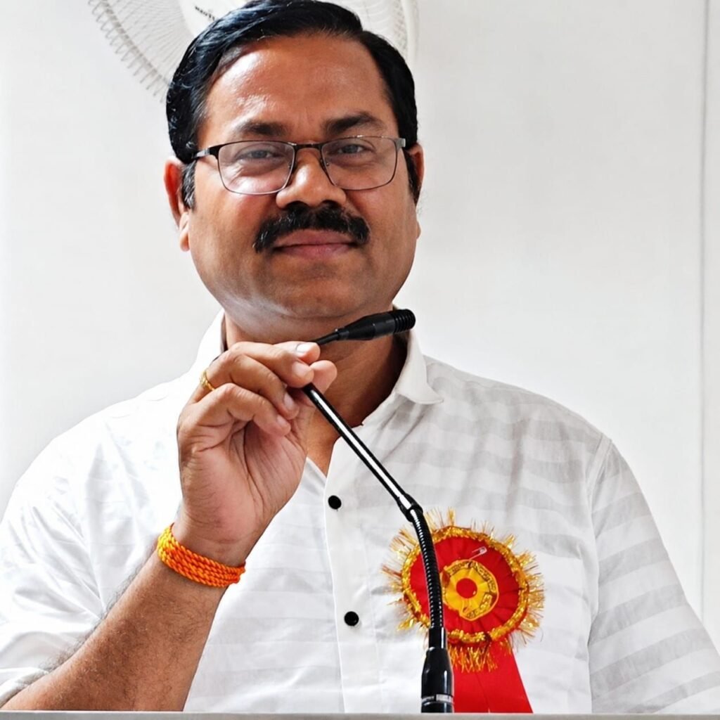शिक्षक दिवस की पूर्व संध्या पर जांजगीर चांपा जिले के शिक्षक एवं साहित्यकार डॉ रविंद्र द्विवेदी ने कहा-शिक्षक : समाज के पथ-प्रदर्शक और राष्ट्र के निर्माता. डॉक्टर सर्वपल्ली राधाकृष्णन जी को भी नमन किया द्विवेदी जी ने kshititech