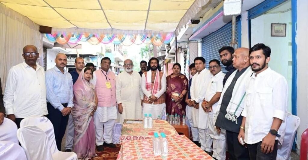 जिले के प्रभारी मंत्री. सांसद कमलेश जांगड़े. पूर्व नेता प्रतिपक्ष नारायण चंदेल। आयुष शर्मा एवं डॉक्टर खिलावन साहू ने भी दी सांस्कृतिक विकास मंच के पूर्व अध्यक्ष स्वर्गीय एल लार जायसवाल को श्रद्धांजलि. 11 सितंबर को जायसवाल निवास पर पहुंचे नेतागण kshititech