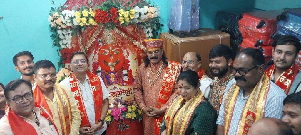 गणेश चतुर्थी के पावन मौके पर जिला मुख्यालय शक्ति के महाराजा अग्रसेन परिसर में चंद्रपुर पदयात्रा समिति के अस्थाई कार्यालय का हुआ भव्य उद्घाटन.सांसद कमलेश जांगड़े ने किया शुभारंभ, 27 वर्षों से जारी पदयात्रा के लिए अतिथियों ने दी शुभकामनाएं। जिले के पुलिस कप्तान प्रफुल्ल ठाकुर. नगर पालिका अध्यक्ष श्यामसुंदर अग्रवाल सहित विद्वान पंडित रहे मौजूद kshititech