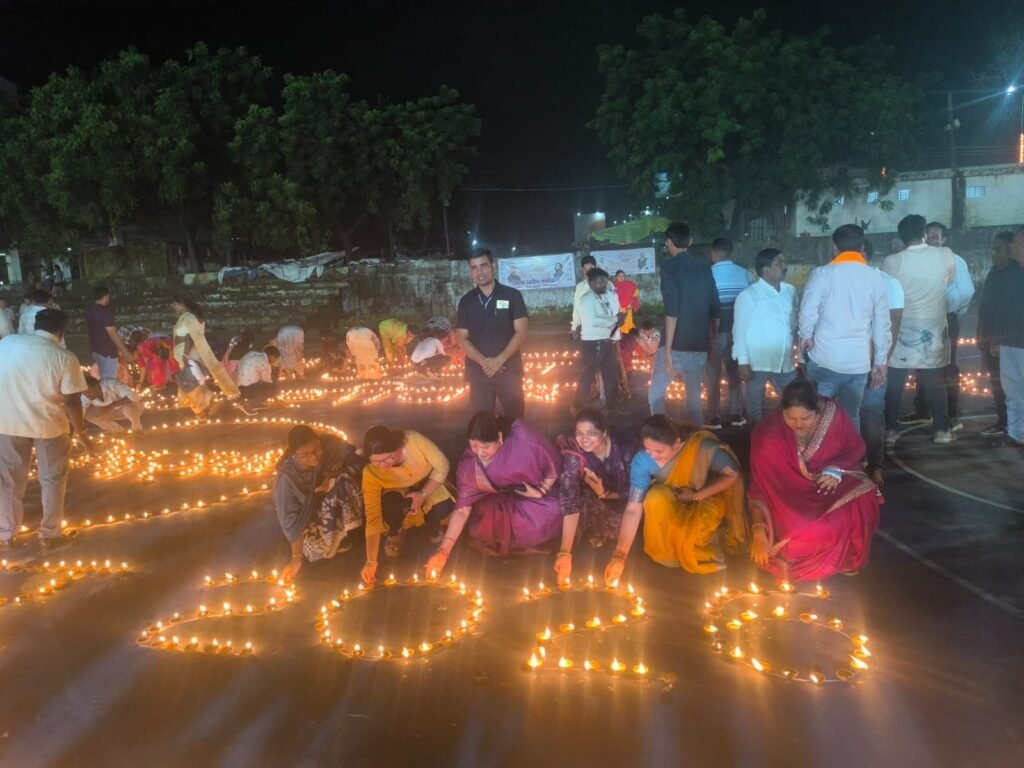 आशीर्वाद का दीया जलाने लोगों में दिखा उत्साह-सेवा संकल्प अभियान: 4 लाख दीपों से जगमगाया जिला सक्ती.आशीर्वाद का दीया’ में गांव-गांव, घर-घर उमड़ा जनसैलाब, जिलेवासियों ने एक साथ प्रज्ज्वलित किए 4 लाख दीप.जिले के विभिन्न मंदिरों, आंगनबाड़ी केंद्रों, स्वास्थ्य केंद्रों, जलाशय, महाविद्यालय, कार्यालय, स्कूल, अमृत सरोवर, गोधाम सहित विभिन्न स्थलों पर जगमगाया आशीर्वाद का दीया kshititech