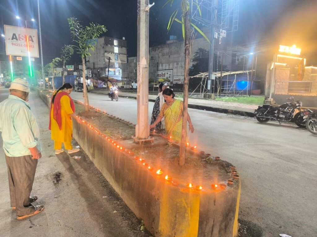आशीर्वाद का दीया जलाने लोगों में दिखा उत्साह-सेवा संकल्प अभियान: 4 लाख दीपों से जगमगाया जिला सक्ती.आशीर्वाद का दीया’ में गांव-गांव, घर-घर उमड़ा जनसैलाब, जिलेवासियों ने एक साथ प्रज्ज्वलित किए 4 लाख दीप.जिले के विभिन्न मंदिरों, आंगनबाड़ी केंद्रों, स्वास्थ्य केंद्रों, जलाशय, महाविद्यालय, कार्यालय, स्कूल, अमृत सरोवर, गोधाम सहित विभिन्न स्थलों पर जगमगाया आशीर्वाद का दीया kshititech