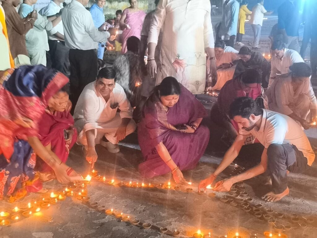 आशीर्वाद का दीया जलाने लोगों में दिखा उत्साह-सेवा संकल्प अभियान: 4 लाख दीपों से जगमगाया जिला सक्ती.आशीर्वाद का दीया’ में गांव-गांव, घर-घर उमड़ा जनसैलाब, जिलेवासियों ने एक साथ प्रज्ज्वलित किए 4 लाख दीप.जिले के विभिन्न मंदिरों, आंगनबाड़ी केंद्रों, स्वास्थ्य केंद्रों, जलाशय, महाविद्यालय, कार्यालय, स्कूल, अमृत सरोवर, गोधाम सहित विभिन्न स्थलों पर जगमगाया आशीर्वाद का दीया kshititech