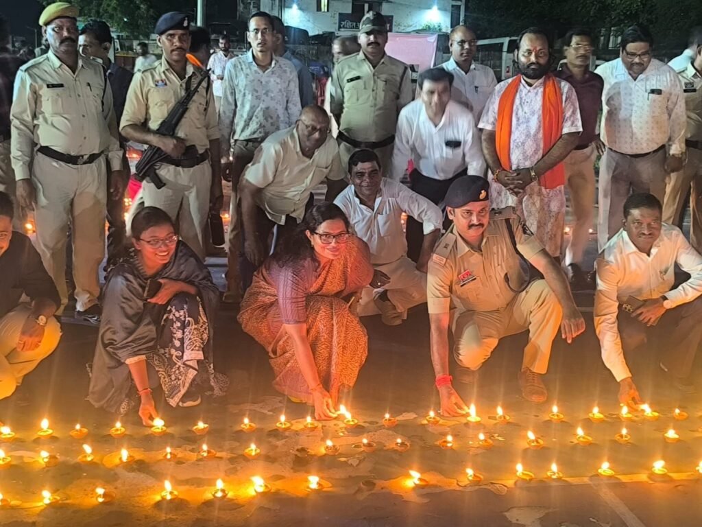 आशीर्वाद का दीया जलाने लोगों में दिखा उत्साह-सेवा संकल्प अभियान: 4 लाख दीपों से जगमगाया जिला सक्ती.आशीर्वाद का दीया’ में गांव-गांव, घर-घर उमड़ा जनसैलाब, जिलेवासियों ने एक साथ प्रज्ज्वलित किए 4 लाख दीप.जिले के विभिन्न मंदिरों, आंगनबाड़ी केंद्रों, स्वास्थ्य केंद्रों, जलाशय, महाविद्यालय, कार्यालय, स्कूल, अमृत सरोवर, गोधाम सहित विभिन्न स्थलों पर जगमगाया आशीर्वाद का दीया kshititech