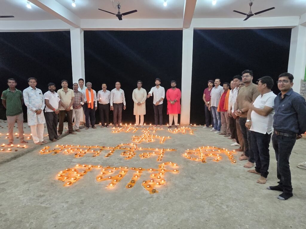 जिला पंचायत सभापति आयुष शर्मा.नगर पंचायत अध्यक्ष एवं उपाध्यक्ष सहित नागरिकों ने बाराद्वार के शिव मंदिर में जलाए 1008 आशीर्वाद के दीए. आयुष ने कहा- सेवा संकल्प ही है हमारे जीवन की प्राथमिकता kshititech
