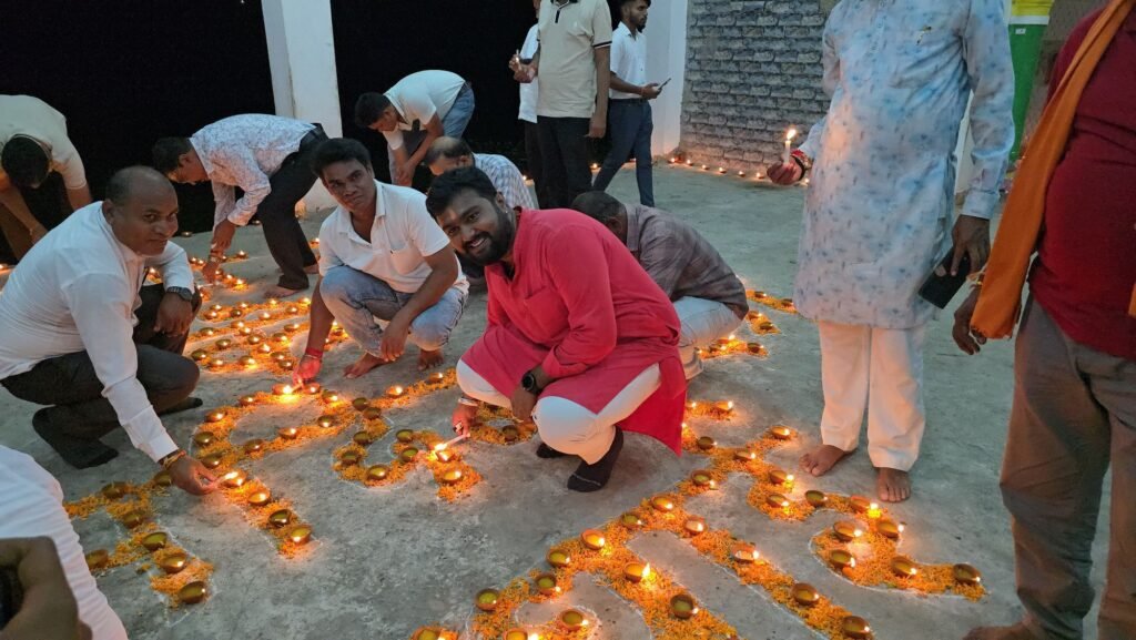 जिला पंचायत सभापति आयुष शर्मा.नगर पंचायत अध्यक्ष एवं उपाध्यक्ष सहित नागरिकों ने बाराद्वार के शिव मंदिर में जलाए 1008 आशीर्वाद के दीए. आयुष ने कहा- सेवा संकल्प ही है हमारे जीवन की प्राथमिकता kshititech