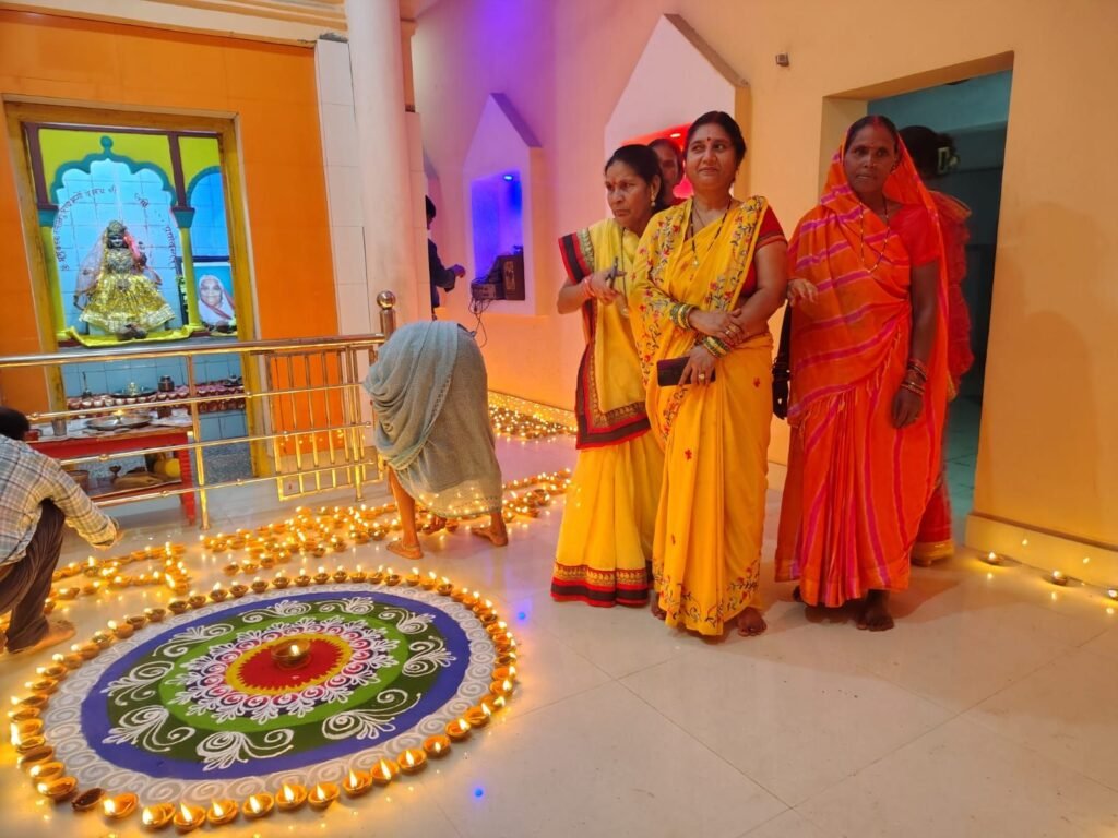 पोरथा के गायत्री मंदिर में नागरिकों ने जलाए आशीर्वाद के सैकड़ो दीए. प्रधानमंत्री मोदी जी के जन्मदिन पर दीर्घायु जीवन की करी कामना।संघ के कार्यकर्ता विनोद यादव ने दी जानकारी kshititech