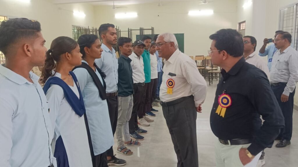 शासकीय क्रांति कुमार भारतीय स्नातकोत्तर महाविद्यालय सक्ती में राष्ट्रीय सेवा योजना इकाइयों का जिला स्तरीय पूर्व गणतंत्र दिवस परेड चयन शिविर मे छात्र सत्येंद्र बरेठ और दामिनी खूंटे का चयन kshititech