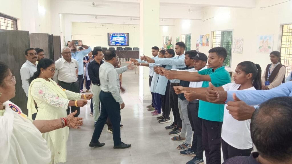 शासकीय क्रांति कुमार भारतीय स्नातकोत्तर महाविद्यालय सक्ती में राष्ट्रीय सेवा योजना इकाइयों का जिला स्तरीय पूर्व गणतंत्र दिवस परेड चयन शिविर मे छात्र सत्येंद्र बरेठ और दामिनी खूंटे का चयन kshititech