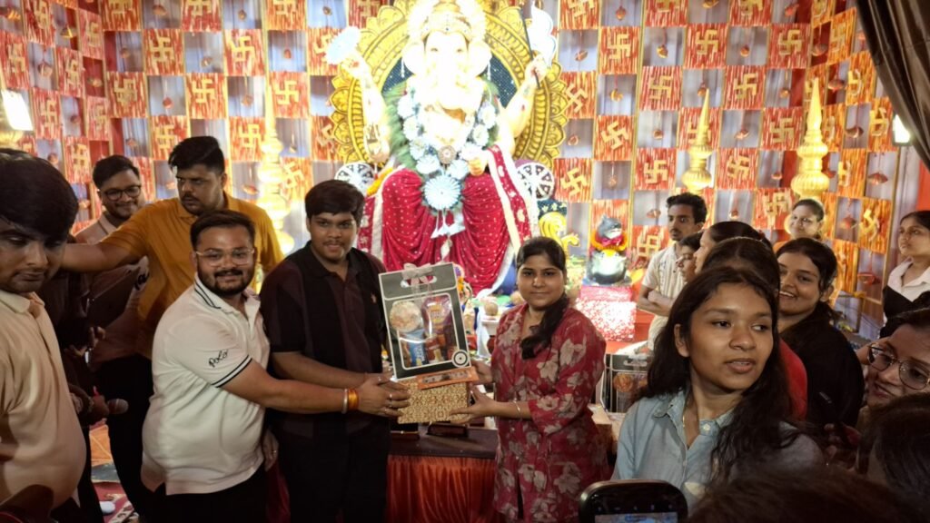 शक्ति की भूमि बनी म्यूजिकल हौजी की विनर- 18 सितंबर को शक्ति के राजा गणेश पंडाल में आयोजित था भव्य म्यूजिकल हौजी का कार्यक्रम. हजारों की संख्या में उपस्थित रहे लोग. शक्ति के राजा के दर्शन करने अन्य जिलों से भी पहुंच रहे हैं श्रद्धालु भक्तजन kshititech
