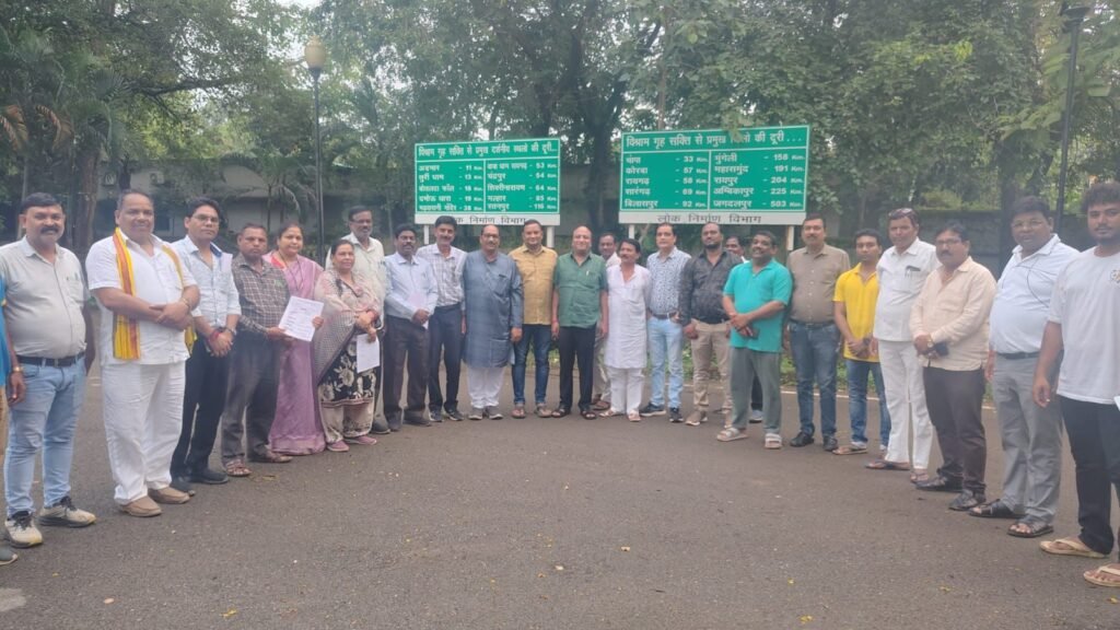 शक्ति शहर में कांग्रेस ने चलाया हस्ताक्षर अभियान। मामला प्रदेश कांग्रेस द्वारा चलाए जा रहे स्मार्ट मीटर हटाओ का. एडवोकेट गिरधर जायसवाल ने कहा- बिजली उपभोक्ताओं के लिए परेशानी बन गया है स्मार्ट मीटर kshititech