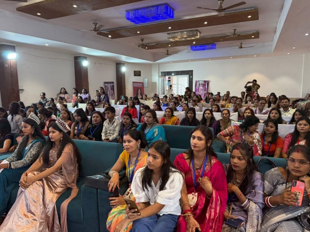 शक्ति शहर में हुआ मेकअप एवं ब्यूटी इंडस्ट्रीज कॉन्टेस्ट का भव्य आयोजन. श्रेष्ठ प्रतिभागियों को मिला अवार्ड. जिला मुख्यालय शक्ति में पहली बार ब्यूटी कॉन्टेस्ट को लेकर हुआ प्रयास. ग्रामीण इलाकों से भी ब्यूटीशियन के क्षेत्र में यूवतियों ने पहुंचकर किया अपनी प्रतिभा का प्रदर्शन kshititech