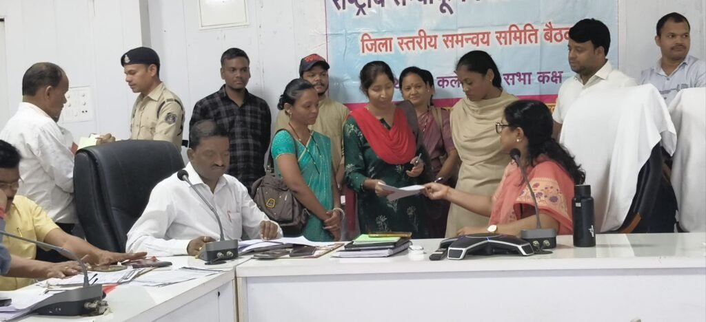 मंगलवार को शक्ति जिले की कलेक्टर जय श्री जैन ने ली समय सीमा की बैठक. जन दर्शन में आम जनों की सुनी समस्याएं. कलेक्टर मैडम ने दिए अधिकारियों को निर्देश. सेवा संकल्प अभियान में जुट जाए अधिकारी कर्मचारी. जय श्री जैन ने करी विभिन्न विभागों के कार्यों की समीक्षा मंगलवार को शक्ति जिले की कलेक्टर जय श्री जैन ने ली समय सीमा की बैठक. जन दर्शन में आम जनों की सुनी समस्याएं. कलेक्टर मैडम ने दिए अधिकारियों को निर्देश. सेवा संकल्प अभियान में जुट जाए अधिकारी कर्मचारी. जय श्री जैन ने करी विभिन्न विभागों के कार्यों की समीक्षा kshititech
