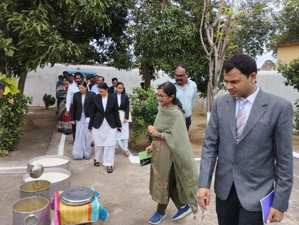 बोर्ड ऑफ विजिटर्स ने उपजेल सक्ती का निरीक्षण कर व्यवस्थाओं की समीक्षा की. जेल में बंदियों को मिलने वाली शासन की सुविधाओं तथा विधिक साक्षरता संबंधी जानकारी भी ली सदस्यों ने. शक्ति जिले की कलेक्टर जय श्री जैन एवं पुलिस कप्तान प्रफुल्ल ठाकुर भी रहे मौजूद kshititech