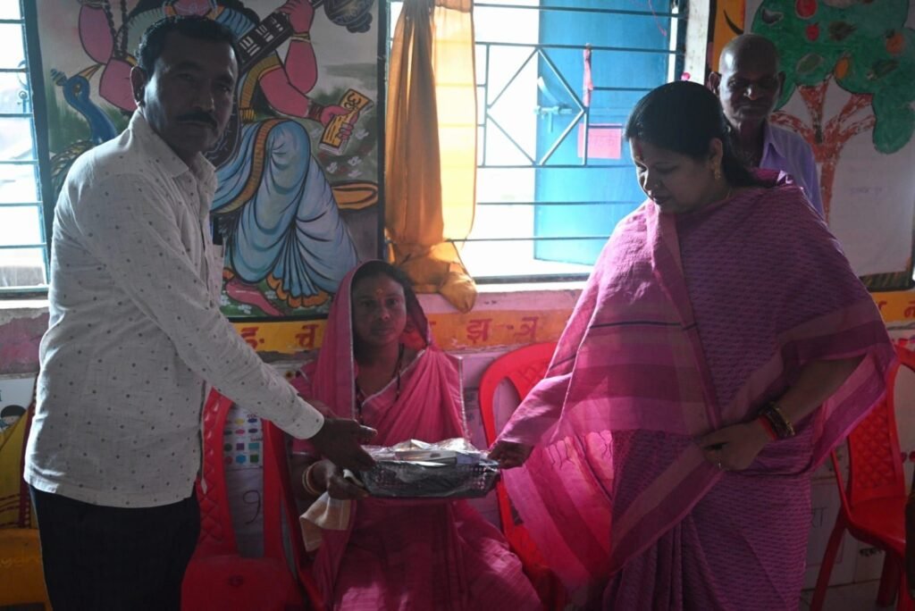 सेवा संकल्प अभियान के तहत जिले में ‘आंगन मिलन सेवा’ कार्यक्रम की हुई शुरुआत।सेवा संकल्प अभियान: सांसद श्रीमती कमलेश जांगड़े आंगनबाड़ी केंद्र खुसरूडेरा, अमलडीहा और गढ़गोढ़ी में हुई शामिल।पहले दिन 140 आंगनबाड़ी केंद्रों में हुआ आयोजन, सांसद, कलेक्टर सहित विभिन्न जनप्रतिनिधियों और अधिकारियों ने विभिन्न आँगनबाड़ी केंद्रो का किया भ्रमण महिला बाल विकास विभाग ने किया था कार्यक्रम का आयोजन kshititech