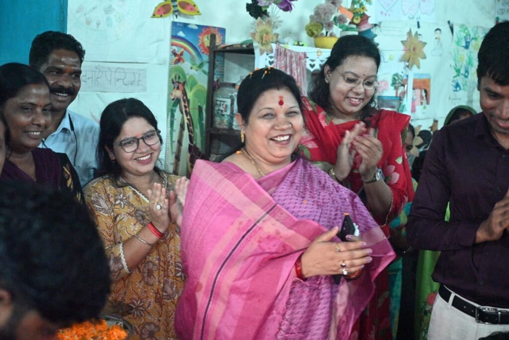 सेवा संकल्प अभियान के तहत जिले में ‘आंगन मिलन सेवा’ कार्यक्रम की हुई शुरुआत।सेवा संकल्प अभियान: सांसद श्रीमती कमलेश जांगड़े आंगनबाड़ी केंद्र खुसरूडेरा, अमलडीहा और गढ़गोढ़ी में हुई शामिल।पहले दिन 140 आंगनबाड़ी केंद्रों में हुआ आयोजन, सांसद, कलेक्टर सहित विभिन्न जनप्रतिनिधियों और अधिकारियों ने विभिन्न आँगनबाड़ी केंद्रो का किया भ्रमण महिला बाल विकास विभाग ने किया था कार्यक्रम का आयोजन kshititech