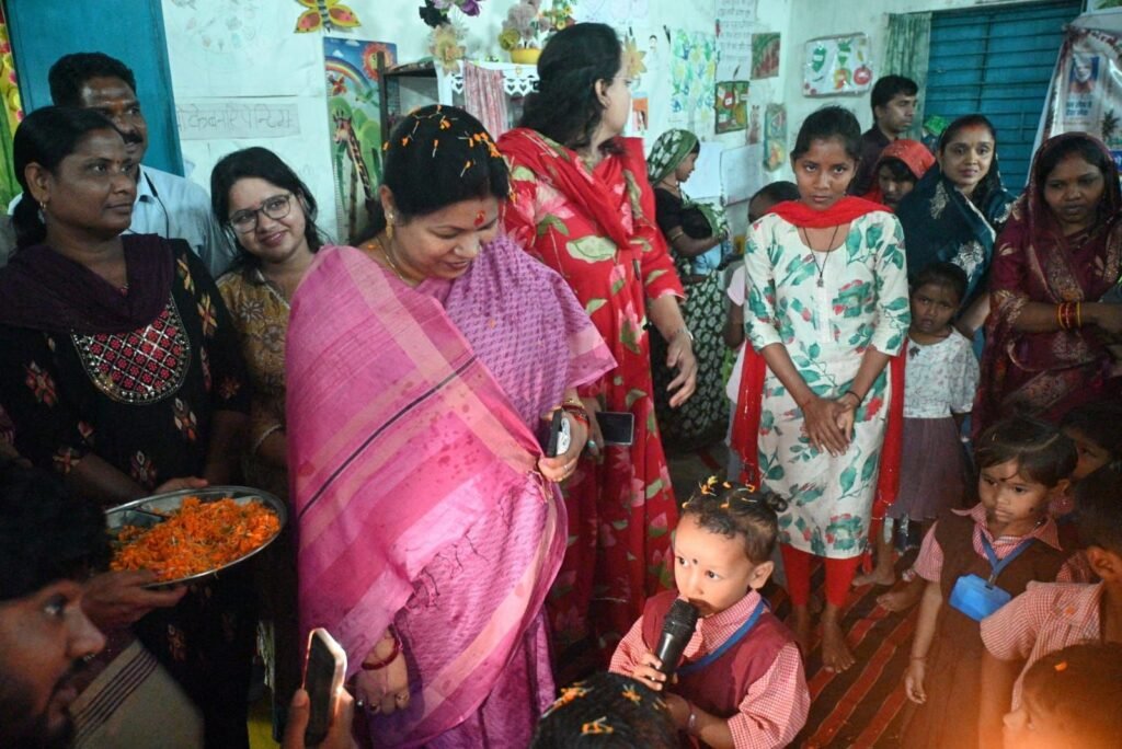 सेवा संकल्प अभियान के तहत जिले में ‘आंगन मिलन सेवा’ कार्यक्रम की हुई शुरुआत।सेवा संकल्प अभियान: सांसद श्रीमती कमलेश जांगड़े आंगनबाड़ी केंद्र खुसरूडेरा, अमलडीहा और गढ़गोढ़ी में हुई शामिल।पहले दिन 140 आंगनबाड़ी केंद्रों में हुआ आयोजन, सांसद, कलेक्टर सहित विभिन्न जनप्रतिनिधियों और अधिकारियों ने विभिन्न आँगनबाड़ी केंद्रो का किया भ्रमण महिला बाल विकास विभाग ने किया था कार्यक्रम का आयोजन kshititech