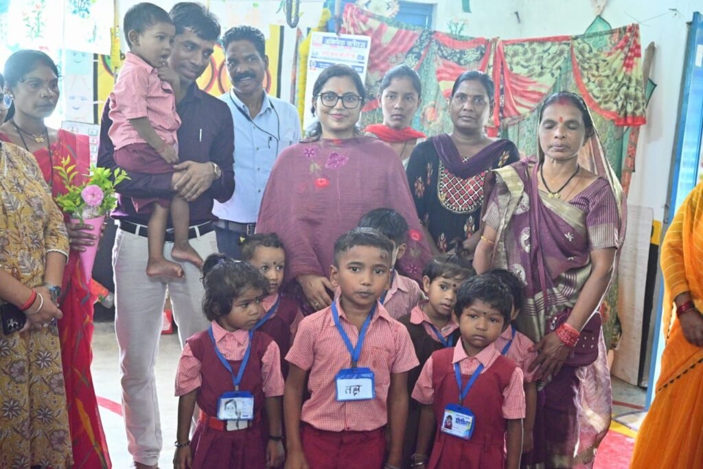 महिला बाल विकास विभाग परियोजना शक्ति के 42 आंगनबाड़ी केंद्रों में हुआ सेवा संकल्प के तहत आंगन मिलन कार्यक्रम. कलेक्टर जय श्री जैन भी पहुंची आंगनबाड़ी केंद्रों में परियोजना अधिकारी श्याम कंवर के मार्गदर्शन में हुआ आयोजन. जनपद अध्यक्ष नीतू ऋषि राय भी रही मौजूद. पोषण कार्यक्रमों की जानकारी से रूबरू हुई कलेक्टर मैडम महिला बाल विकास विभाग परियोजना शक्ति के 42 आंगनबाड़ी केंद्रों में हुआ सेवा संकल्प के तहत आंगन मिलन कार्यक्रम. कलेक्टर जय श्री जैन भी पहुंची आंगनबाड़ी केंद्रों में परियोजना अधिकारी श्याम कंवर के मार्गदर्शन में हुआ आयोजन. जनपद अध्यक्ष नीतू ऋषि राय भी रही मौजूद. पोषण कार्यक्रमों की जानकारी से रूबरू हुई कलेक्टर मैडम kshititech