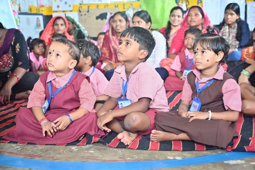 महिला बाल विकास विभाग परियोजना शक्ति के 42 आंगनबाड़ी केंद्रों में हुआ सेवा संकल्प के तहत आंगन मिलन कार्यक्रम. कलेक्टर जय श्री जैन भी पहुंची आंगनबाड़ी केंद्रों में परियोजना अधिकारी श्याम कंवर के मार्गदर्शन में हुआ आयोजन. जनपद अध्यक्ष नीतू ऋषि राय भी रही मौजूद. पोषण कार्यक्रमों की जानकारी से रूबरू हुई कलेक्टर मैडम महिला बाल विकास विभाग परियोजना शक्ति के 42 आंगनबाड़ी केंद्रों में हुआ सेवा संकल्प के तहत आंगन मिलन कार्यक्रम. कलेक्टर जय श्री जैन भी पहुंची आंगनबाड़ी केंद्रों में परियोजना अधिकारी श्याम कंवर के मार्गदर्शन में हुआ आयोजन. जनपद अध्यक्ष नीतू ऋषि राय भी रही मौजूद. पोषण कार्यक्रमों की जानकारी से रूबरू हुई कलेक्टर मैडम kshititech
