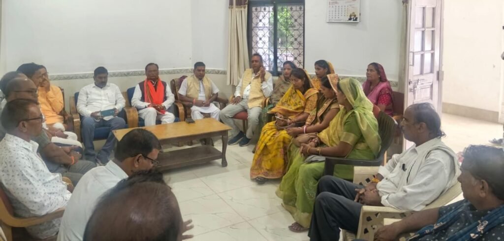 25 सितंबर को हरदिहा मरार पटेल समाज की महत्वपूर्ण बैठक संपन्न हुई शक्ति के विश्रामगृह में. शाकंभरी बोर्ड के अध्यक्ष राजेंद्र नायक एवं बोर्ड के सदस्य प्रेम पटेल भी रहे मौजूद. प्रेम पटेल ने कहा- शासन की योजनाओं का लाभ समाज के लोगों को दिलाना ही हमारी प्राथमिकता 25 सितंबर को हरदिहा मरार पटेल समाज की महत्वपूर्ण बैठक संपन्न हुई शक्ति के विश्रामगृह में. शाकंभरी बोर्ड के अध्यक्ष राजेंद्र नायक एवं बोर्ड के सदस्य प्रेम पटेल भी रहे मौजूद. प्रेम पटेल ने कहा- शासन की योजनाओं का लाभ समाज के लोगों को दिलाना ही हमारी प्राथमिकता kshititech
