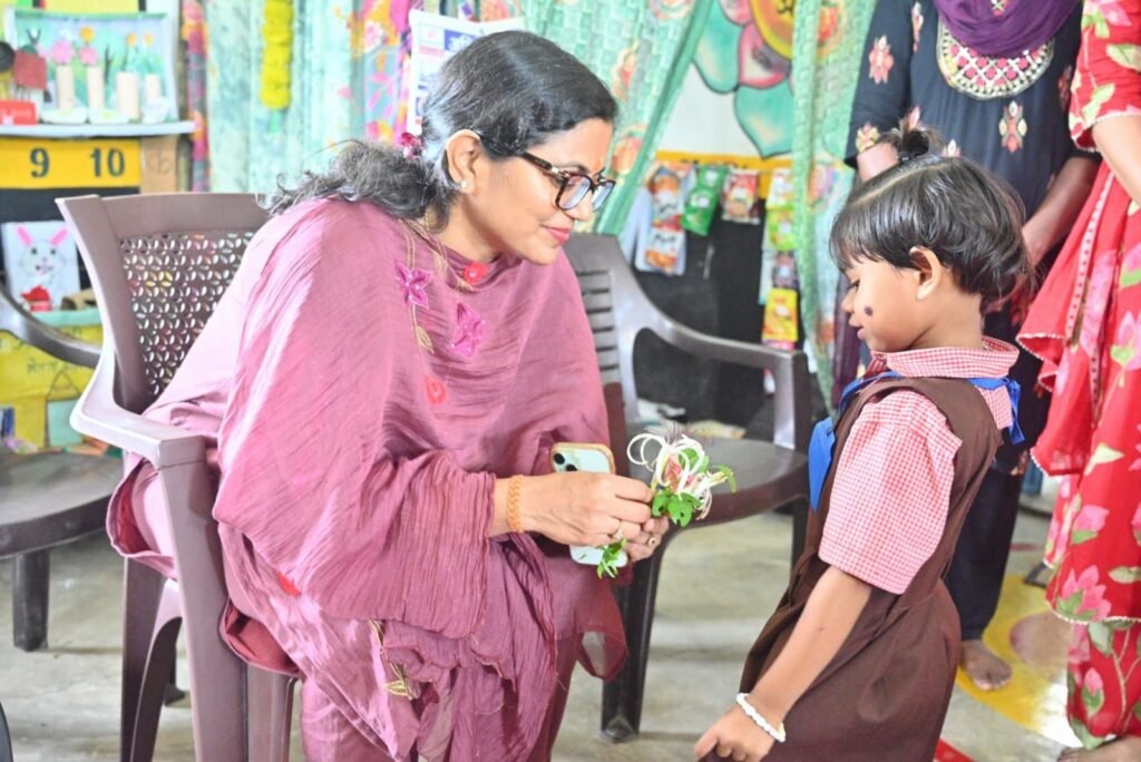 महिला बाल विकास विभाग परियोजना शक्ति के 42 आंगनबाड़ी केंद्रों में हुआ सेवा संकल्प के तहत आंगन मिलन कार्यक्रम. कलेक्टर जय श्री जैन भी पहुंची आंगनबाड़ी केंद्रों में परियोजना अधिकारी श्याम कंवर के मार्गदर्शन में हुआ आयोजन. जनपद अध्यक्ष नीतू ऋषि राय भी रही मौजूद. पोषण कार्यक्रमों की जानकारी से रूबरू हुई कलेक्टर मैडम महिला बाल विकास विभाग परियोजना शक्ति के 42 आंगनबाड़ी केंद्रों में हुआ सेवा संकल्प के तहत आंगन मिलन कार्यक्रम. कलेक्टर जय श्री जैन भी पहुंची आंगनबाड़ी केंद्रों में परियोजना अधिकारी श्याम कंवर के मार्गदर्शन में हुआ आयोजन. जनपद अध्यक्ष नीतू ऋषि राय भी रही मौजूद. पोषण कार्यक्रमों की जानकारी से रूबरू हुई कलेक्टर मैडम kshititech
