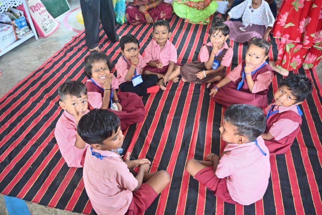 महिला बाल विकास विभाग परियोजना शक्ति के 42 आंगनबाड़ी केंद्रों में हुआ सेवा संकल्प के तहत आंगन मिलन कार्यक्रम. कलेक्टर जय श्री जैन भी पहुंची आंगनबाड़ी केंद्रों में परियोजना अधिकारी श्याम कंवर के मार्गदर्शन में हुआ आयोजन. जनपद अध्यक्ष नीतू ऋषि राय भी रही मौजूद. पोषण कार्यक्रमों की जानकारी से रूबरू हुई कलेक्टर मैडम महिला बाल विकास विभाग परियोजना शक्ति के 42 आंगनबाड़ी केंद्रों में हुआ सेवा संकल्प के तहत आंगन मिलन कार्यक्रम. कलेक्टर जय श्री जैन भी पहुंची आंगनबाड़ी केंद्रों में परियोजना अधिकारी श्याम कंवर के मार्गदर्शन में हुआ आयोजन. जनपद अध्यक्ष नीतू ऋषि राय भी रही मौजूद. पोषण कार्यक्रमों की जानकारी से रूबरू हुई कलेक्टर मैडम kshititech