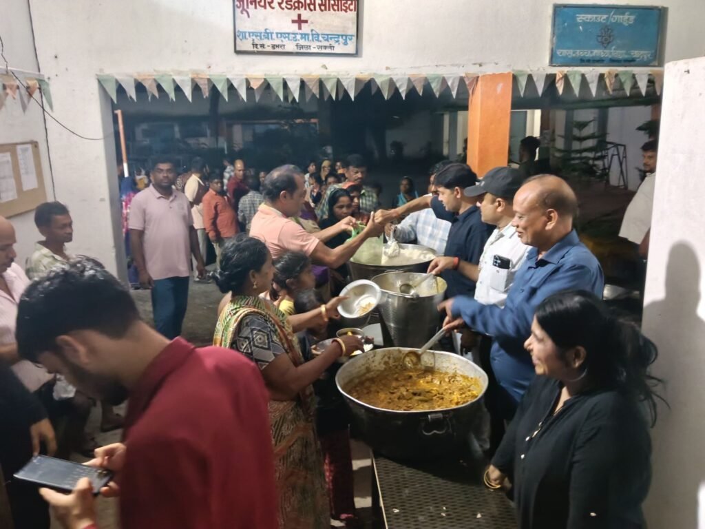 चंद्रहासिनी ट्रस्ट चंद्रपुर में 27 सितंबर को बाढ़ से प्रभावित सैकड़ो लोगों के लिए करी भोजन एवं आवास की व्यवस्था. चंद्रपुर के अग्रसेन भवन.स्कूल एवं विभिन्न स्थानों पर ठहराया गया बाढ़ प्रभावितों को. रविवार की रात भी ट्रस्ट के सदस्य डटे रहे सेवा कार्यों में चंद्रहासिनी ट्रस्ट चंद्रपुर में 27 सितंबर को बाढ़ से प्रभावित सैकड़ो लोगों के लिए करी भोजन एवं आवास की व्यवस्था. चंद्रपुर के अग्रसेन भवन.स्कूल एवं विभिन्न स्थानों पर ठहराया गया बाढ़ प्रभावितों को. रविवार की रात भी ट्रस्ट के सदस्य डटे रहे सेवा कार्यों में kshititech