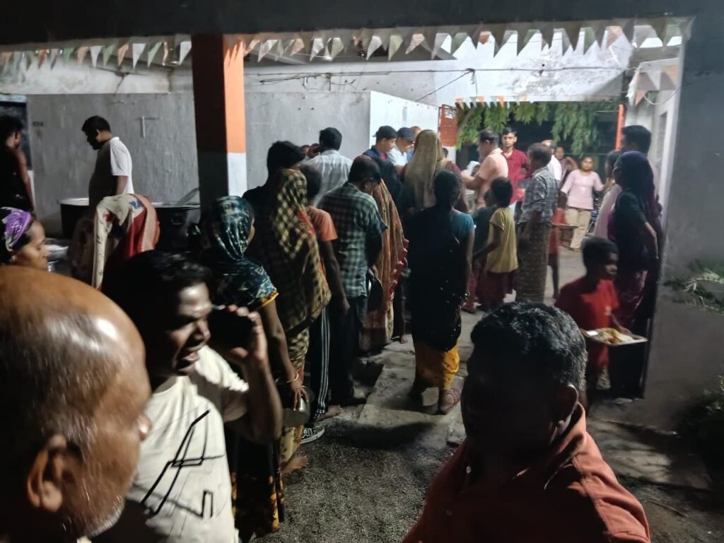 चंद्रहासिनी ट्रस्ट चंद्रपुर में 27 सितंबर को बाढ़ से प्रभावित सैकड़ो लोगों के लिए करी भोजन एवं आवास की व्यवस्था. चंद्रपुर के अग्रसेन भवन.स्कूल एवं विभिन्न स्थानों पर ठहराया गया बाढ़ प्रभावितों को. रविवार की रात भी ट्रस्ट के सदस्य डटे रहे सेवा कार्यों में चंद्रहासिनी ट्रस्ट चंद्रपुर में 27 सितंबर को बाढ़ से प्रभावित सैकड़ो लोगों के लिए करी भोजन एवं आवास की व्यवस्था. चंद्रपुर के अग्रसेन भवन.स्कूल एवं विभिन्न स्थानों पर ठहराया गया बाढ़ प्रभावितों को. रविवार की रात भी ट्रस्ट के सदस्य डटे रहे सेवा कार्यों में kshititech