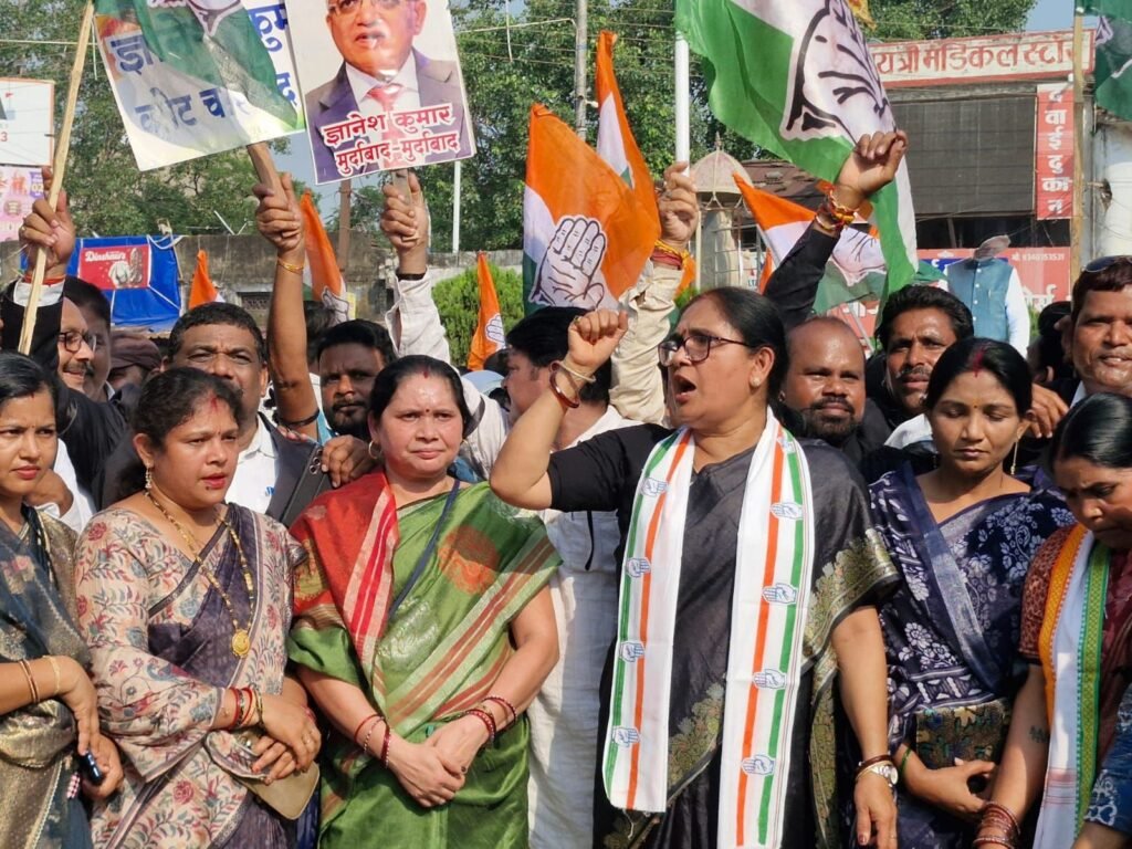मुख्य चुनाव आयुक्त ज्ञानेश कुमार के खिलाफ कार्रवाई को लेकर शक्ति जिला कांग्रेस कमेटी ने किया उग्र प्रदर्शन- 28 सितंबर को अंबेडकर प्रतिमा से पैदल मार्च करते हुए अग्रसेन चौक तक पहुंचे कांग्रेसी. कांग्रेस अध्यक्ष रश्मि गभेल के नेतृत्व में हुआ प्रदर्शन. मुख्य चुनाव आयुक्त को गिरफ्तार करने की भी मांग करी कांग्रेसियों ने मुख्य चुनाव आयुक्त ज्ञानेश कुमार के खिलाफ कार्रवाई को लेकर शक्ति जिला कांग्रेस कमेटी ने किया उग्र प्रदर्शन- 28 सितंबर को अंबेडकर प्रतिमा से पैदल मार्च करते हुए अग्रसेन चौक तक पहुंचे कांग्रेसी. कांग्रेस अध्यक्ष रश्मि गभेल के नेतृत्व में हुआ प्रदर्शन. मुख्य चुनाव आयुक्त को गिरफ्तार करने की भी मांग करी कांग्रेसियों ने kshititech