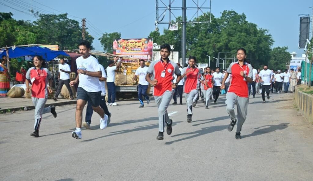 शरीर को स्वस्थ रखने की कवायद-30 सितंबर को शक्ति कलेक्टर पुलिस कप्तान एवं जिला पंचायत सीईओ ने लगाई दौड़. अटल परिसर से शुरू हुई मैराथन दौड़. दौड़ के बाद योग एवं ध्यान सत्र का भी हुआ कार्यक्रम. कलेक्टर जय श्री जैन एवं एसपी ठाकुर साहब ने कहा शरीर को स्वस्थ रखने के लिए नियमित रूप से करें योग शरीर को स्वस्थ रखने की कवायद-30 सितंबर को शक्ति कलेक्टर पुलिस कप्तान एवं जिला पंचायत सीईओ ने लगाई दौड़. अटल परिसर से शुरू हुई मैराथन दौड़. दौड़ के बाद योग एवं ध्यान सत्र का भी हुआ कार्यक्रम. कलेक्टर जय श्री जैन एवं एसपी ठाकुर साहब ने कहा शरीर को स्वस्थ रखने के लिए नियमित रूप से करें योग kshititech