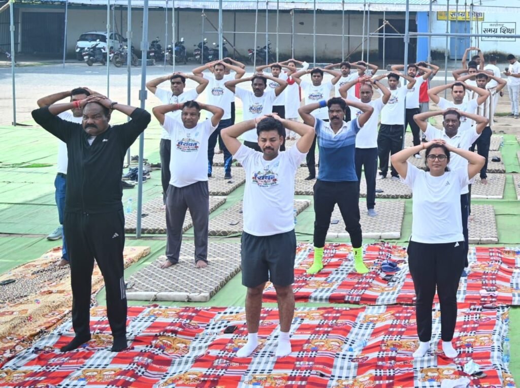 शरीर को स्वस्थ रखने की कवायद-30 सितंबर को शक्ति कलेक्टर पुलिस कप्तान एवं जिला पंचायत सीईओ ने लगाई दौड़. अटल परिसर से शुरू हुई मैराथन दौड़. दौड़ के बाद योग एवं ध्यान सत्र का भी हुआ कार्यक्रम. कलेक्टर जय श्री जैन एवं एसपी ठाकुर साहब ने कहा शरीर को स्वस्थ रखने के लिए नियमित रूप से करें योग शरीर को स्वस्थ रखने की कवायद-30 सितंबर को शक्ति कलेक्टर पुलिस कप्तान एवं जिला पंचायत सीईओ ने लगाई दौड़. अटल परिसर से शुरू हुई मैराथन दौड़. दौड़ के बाद योग एवं ध्यान सत्र का भी हुआ कार्यक्रम. कलेक्टर जय श्री जैन एवं एसपी ठाकुर साहब ने कहा शरीर को स्वस्थ रखने के लिए नियमित रूप से करें योग kshititech