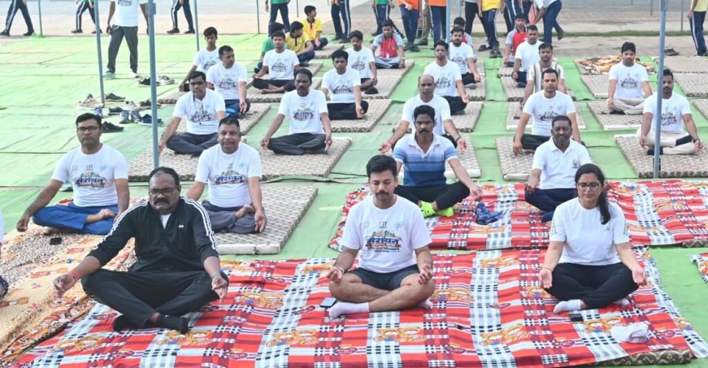 शरीर को स्वस्थ रखने की कवायद-30 सितंबर को शक्ति कलेक्टर पुलिस कप्तान एवं जिला पंचायत सीईओ ने लगाई दौड़. अटल परिसर से शुरू हुई मैराथन दौड़. दौड़ के बाद योग एवं ध्यान सत्र का भी हुआ कार्यक्रम. कलेक्टर जय श्री जैन एवं एसपी ठाकुर साहब ने कहा शरीर को स्वस्थ रखने के लिए नियमित रूप से करें योग शरीर को स्वस्थ रखने की कवायद-30 सितंबर को शक्ति कलेक्टर पुलिस कप्तान एवं जिला पंचायत सीईओ ने लगाई दौड़. अटल परिसर से शुरू हुई मैराथन दौड़. दौड़ के बाद योग एवं ध्यान सत्र का भी हुआ कार्यक्रम. कलेक्टर जय श्री जैन एवं एसपी ठाकुर साहब ने कहा शरीर को स्वस्थ रखने के लिए नियमित रूप से करें योग kshititech