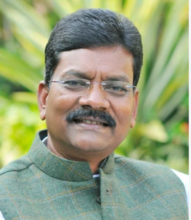 किसानों की सुविधाओं के लिए छत्तीसगढ़ विधानसभा के नेता प्रतिपक्ष डॉ चरण दास महंत के प्रयासों से खुलेंगे नए धान खरीदी के केंद्र- विधायक प्रतिनिधि एडवोकेट गिरधर जायसवाल ने दी जानकारी. क्षेत्र के विकास के लिए लगातार काम कर रहे हैं महंत जी. किसानों ने भी किया महंत जी का धन्यवाद kshititech