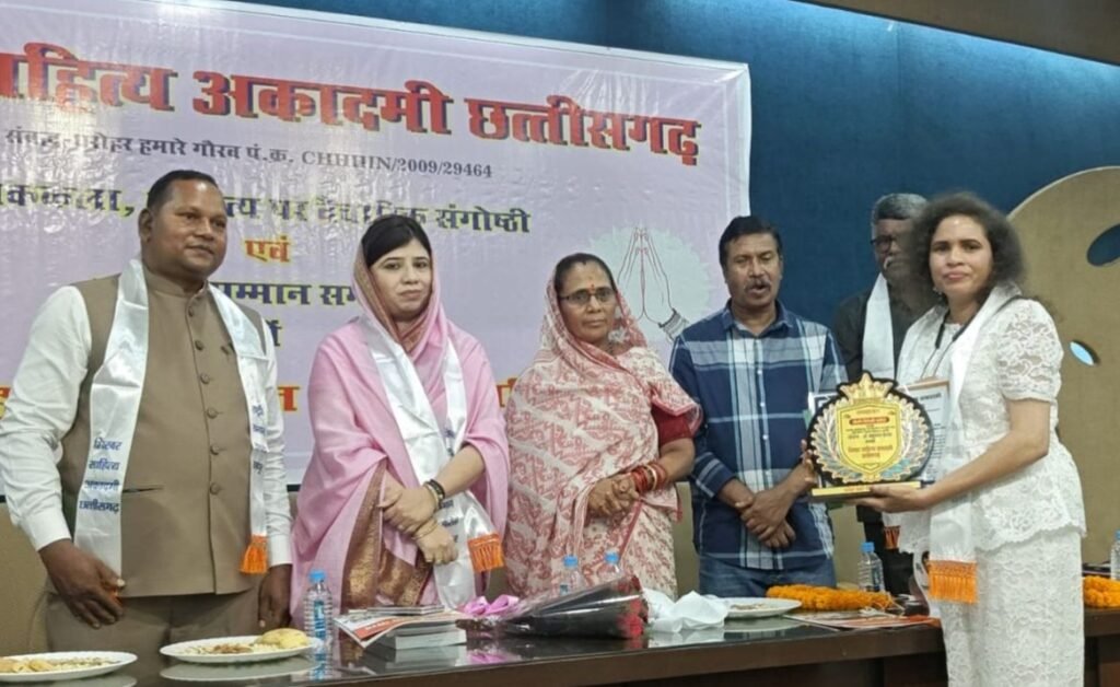 बिंदेश्वरी को मिला राष्ट्रीय सम्मान-दिव्यांगो के क्षेत्र में उत्कृष्ट कार्यो के लिए राष्ट्रीय सम्मान से नवाजी गई सर्वे दिव्यांग कल्याण संघ की अध्यक्ष विंदेश्वरी आदिले. शिखर साहित्य अकादमी ने किया था आयोजन. जशपुर घराने की बहु रानी संयोगिता सिंह भी रही अतिथि के रूप में मौजूद kshititech