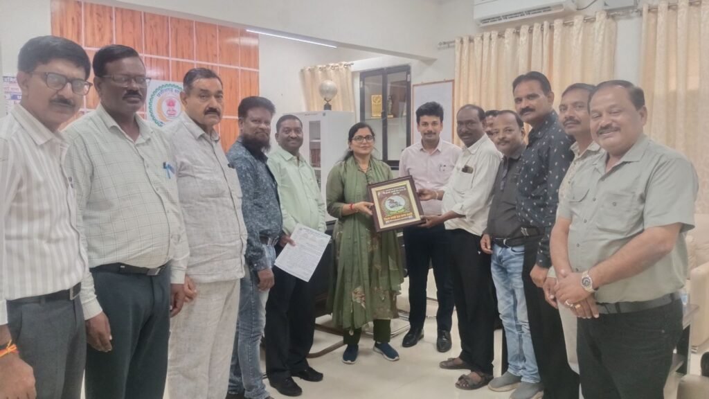 2 सितंबर को जिला शक्ति प्रेस क्लब शक्ति ने करी कलेक्टर जयश्री जैन से मुलाकात. तुरीधाम एवं दमाऊ धारा पर्यटन स्थल के विकास एवं केंद्रीय विद्यालय की स्थापना शक्ति शहर में करने की रखी मांग. पत्रकार हितों के लिए कलेक्टर मैडम से चर्चा भी की क्लब ने 2 सितंबर को जिला शक्ति प्रेस क्लब शक्ति ने करी कलेक्टर जयश्री जैन से मुलाकात. तुरीधाम एवं दमाऊ धारा पर्यटन स्थल के विकास एवं केंद्रीय विद्यालय की स्थापना शक्ति शहर में करने की रखी मांग. पत्रकार हितों के लिए कलेक्टर मैडम से चर्चा भी की क्लब ने kshititech