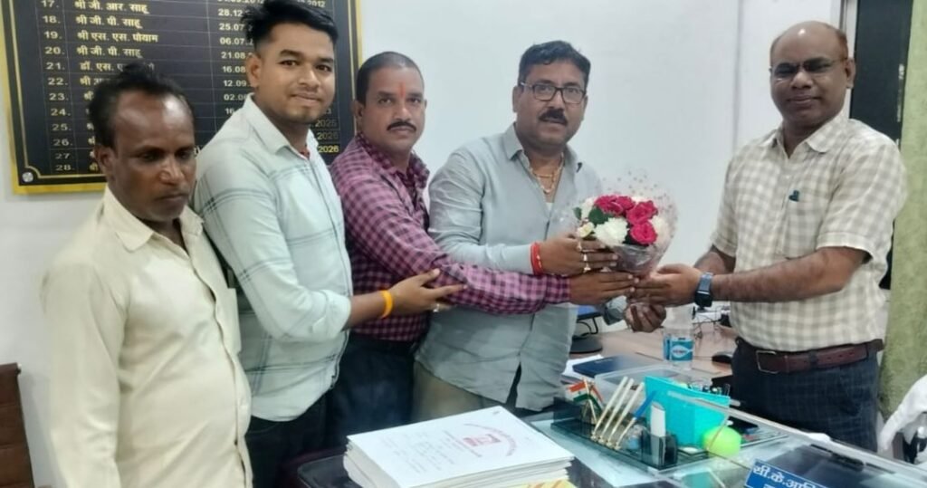 कांग्रेस नेता एवं टेमर के सरपंच चंद्र कुमार सोनी ने करी जनपद पंचायत शक्ति के सीईओ आदिले से मुलाकात. ग्राम विकास को लेकर करी चर्चा kshititech