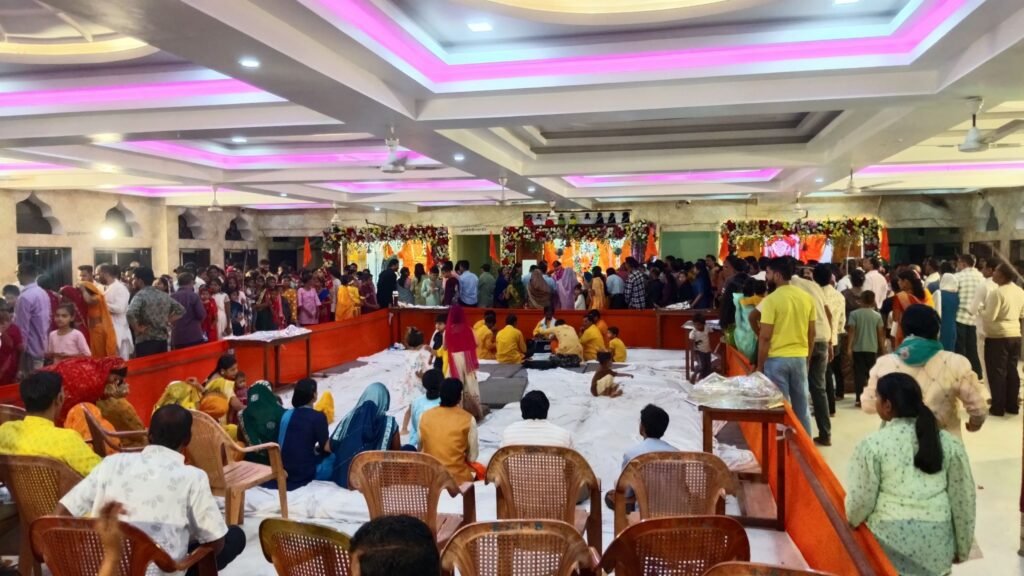 राधे राधे के दीवाने हुए लोग-शक्ति शहर में धूमधाम के साथ हुआ श्री कृष्ण जन्माष्टमी पर्व का आयोजन.शहर के श्री राम मंदिर. राधा कृष्ण मंदिर में उमड़ी श्रद्धालुओं की भीड़. मंदिरों में भारी भीड़ को नियंत्रित करने पुलिस प्रशासन को भी करने पड़ी मशक्कत राधे राधे के दीवाने हुए लोग-शक्ति शहर में धूमधाम के साथ हुआ श्री कृष्ण जन्माष्टमी पर्व का आयोजन.शहर के श्री राम मंदिर. राधा कृष्ण मंदिर में उमड़ी श्रद्धालुओं की भीड़. मंदिरों में भारी भीड़ को नियंत्रित करने पुलिस प्रशासन को भी करने पड़ी मशक्कत kshititech