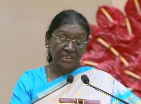 शिक्षक गढ़ते कल का भारत- द्रौपदी देवी मुर्मू राष्ट्रपति भारत. 5 सितंबर को शिक्षक दिवस पर शिक्षकों के प्रति अपनी भावनाएं व्यक्त की महामहिम ने. विद्यार्थियों को अच्छा व्यक्ति बनना ही शिक्षक का पावन कर्तव्य. अपने स्वयं के छात्र जीवन एवं शिक्षिका के रूप में अनुभवों को साझा किया महामहिम ने kshititech