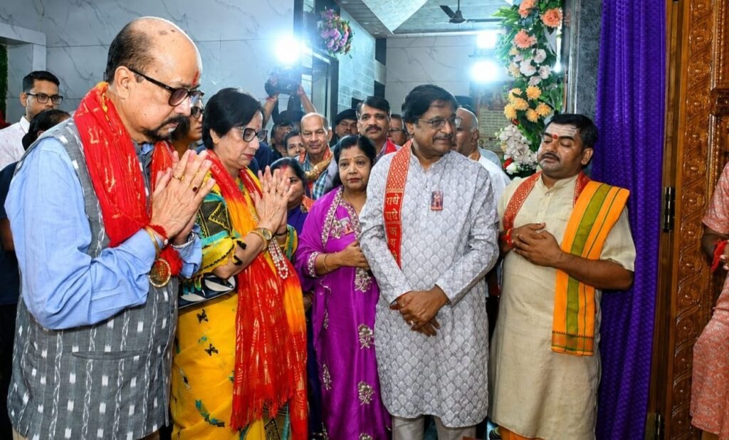 महामहिम राज्यपाल सह परिवार पहुंचे रायपुर के बांके बिहारी मंदिर में. 157 साल पुराने मंदिर में पूजा अर्चना की डेका साहब ने.मंदिर समिति के प्रमुख डॉ अशोक सियाराम अग्रवाल भी रहे मौजूद महामहिम राज्यपाल सह परिवार पहुंचे रायपुर के बांके बिहारी मंदिर में. 157 साल पुराने मंदिर में पूजा अर्चना की डेका साहब ने.मंदिर समिति के प्रमुख डॉ अशोक सियाराम अग्रवाल भी रहे मौजूद kshititech