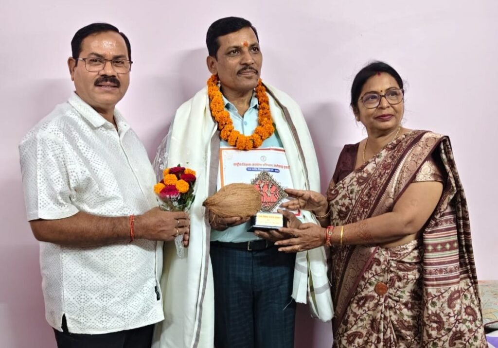 शक्ति जिले की डीईओ मैडम ने किया राज्यपाल पुरस्कार से सम्मानित शिक्षक पिल लाल पटेल का अभिनंदन. शिक्षक संघ जाजगीर चांपा ने किया था अभिनंदन समारोह का आयोजन kshititech