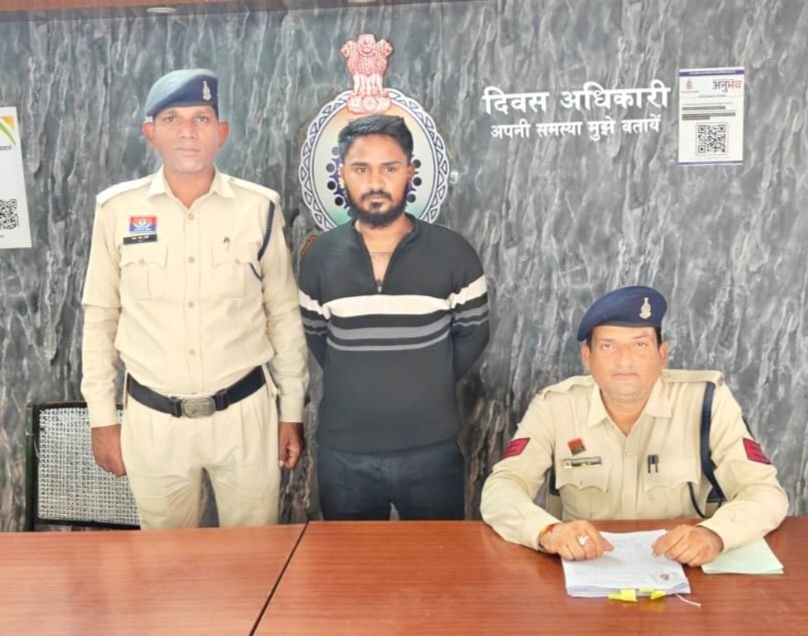 शराब पीने के लिए मांग रहा था पैसे.पैसे नहीं मिले तो मारपीट कर जान से मारने की दे डाली धमकी. आरोपी चढ़ा सकती पुलिस के हत्थे. पुलिस ने करी का. पहुंचा दिया हवालात. शक्ति टीआई लखन पटेल की सक्रियता से अपराधियों पर हो रही कार्रवाई kshititech